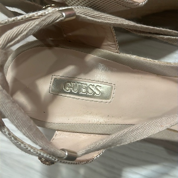 Guess Women’s Eylna2 Open Toe Canvas Wedge Heel, Shoe Size US 10 Gold Lace Natur - Picture 3 of 9